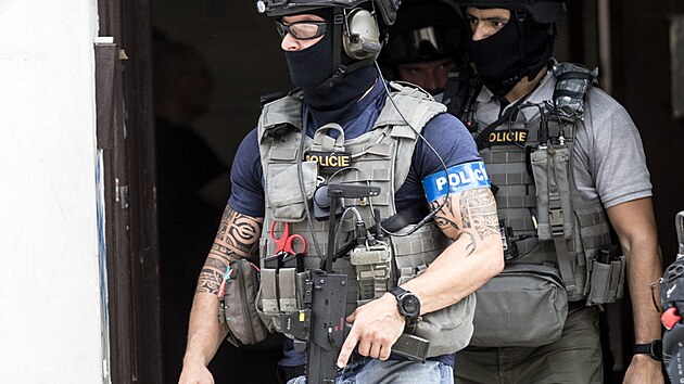 Situaci na místě mapují policisté se zbraněmi.