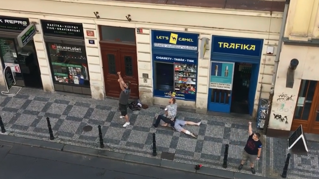 Zatčení údajného pachatele na ulici.