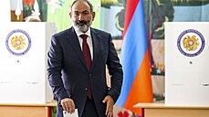 Arménský premiér Nikol Pašinjan vhazuje svůj hlas do urny. | na serveru Lidovky.cz | aktuální zprávy