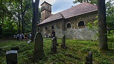 V gotickém kostele svatého Jiří ze 13. století, který zůstal jako jediná budova... V gotickém kostele svatého Jiří ze 13. století, který zůstal jako jediná budova...