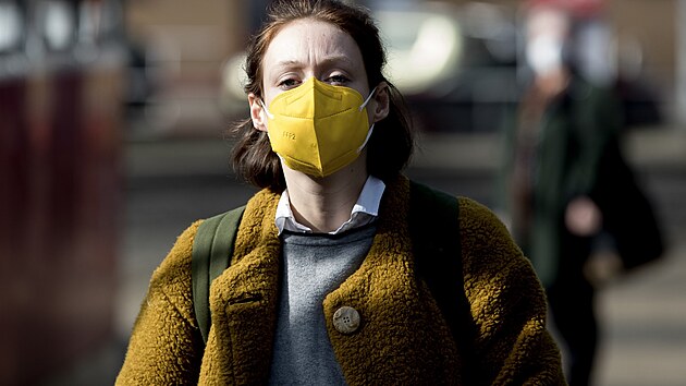 Slečna se žlutým respirátorem. | na serveru Lidovky.cz | aktuální zprávy Slečna se žlutým respirátorem. | na serveru Lidovky.cz | aktuální zprávy