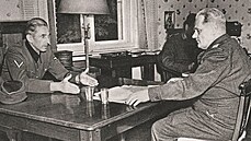 Wiesbaden, 28. kvtna 1945. Bohuslav Eer (vpravo) vyslýchá K. H. Franka, ten...