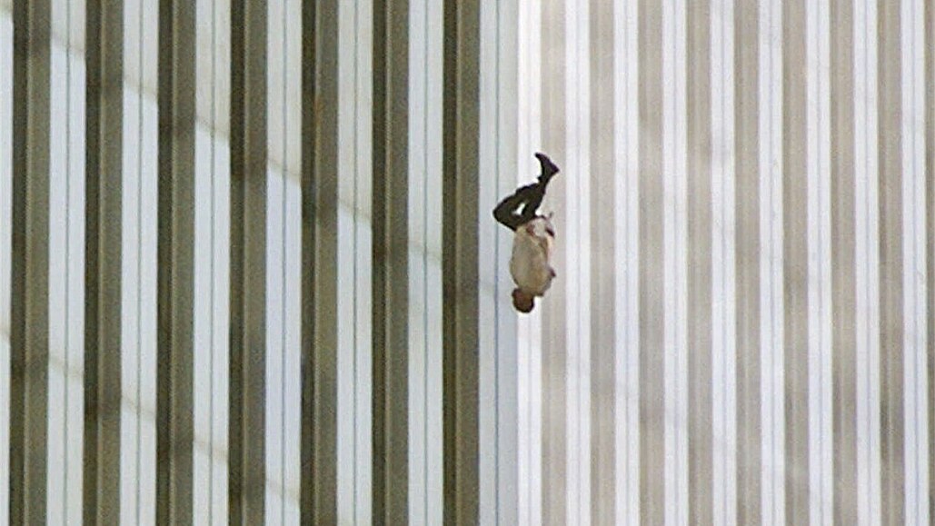 Snímek ve z Svtového obchodního stediska (WTC) v New Yorku ukazuje lovka,...