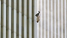 Snímek ve z Svtového obchodního stediska (WTC) v New Yorku ukazuje lovka,...