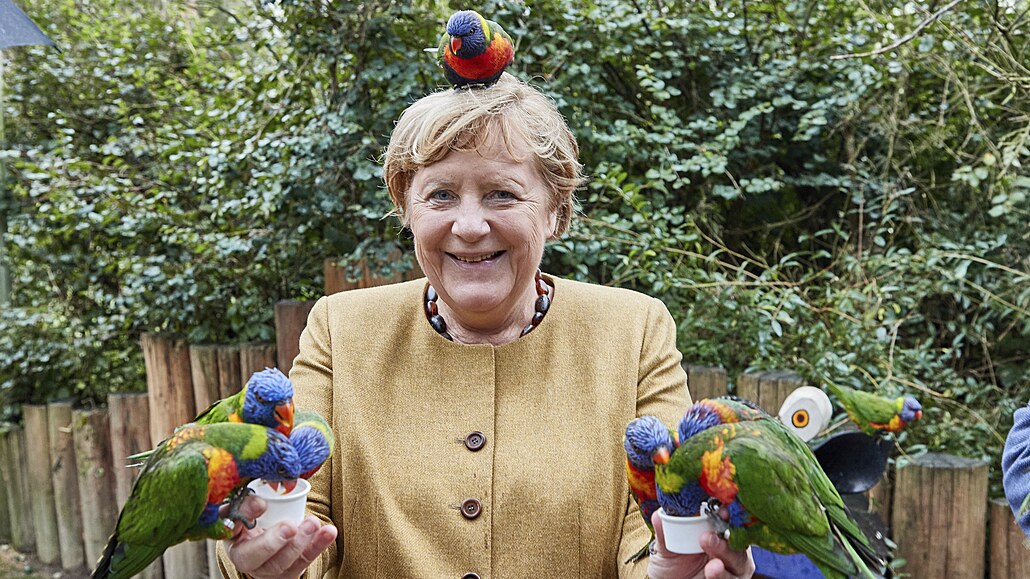 Angela Merkelová s papouky.