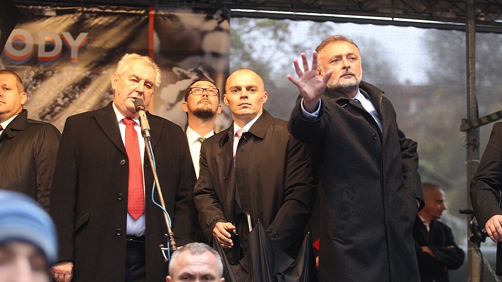 Ostraha prezidenta Miloe Zemana musela odráet pedmty, které létaly z davu.