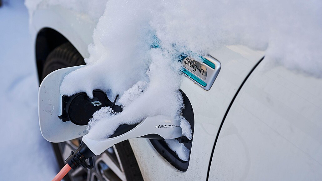 Elektroauto v zim - ilustraní foto.