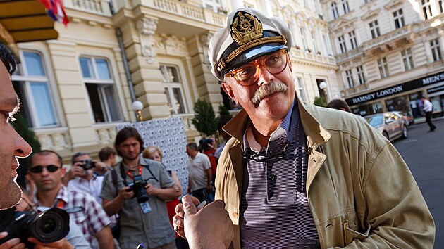 Režisér Nikita Michalkov před karlovarským hotelem Pupp