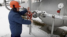 Válka se propisuje do cen energií. Na archivním snímku pracovník předávací... Válka se propisuje do cen energií. Na archivním snímku pracovník předávací...