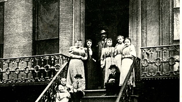 Rodina Dvokova na schodech jejich  bytu v New Yorku