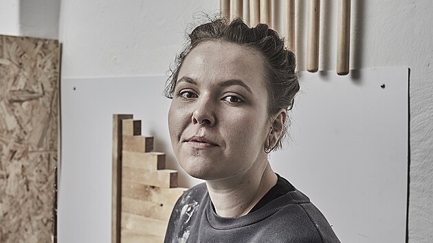 Vizuln umlkyn Zuzana Svatk tvo v bratislavskm ateliru. Pracuje pevn s keramikou, skrze kterou upozoruje na tmata, jako je domc nsil, genderov nerovnost, prva zvat nebo sexuln byznys.