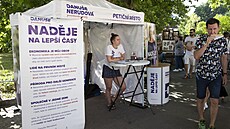 Petičním stánkům se lidé často vyhýbají se slovy: Jsme z politiky unaveni,... Petičním stánkům se lidé často vyhýbají se slovy: Jsme z politiky unaveni,...