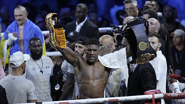 Joshua drží pásy, které následně vyhodí z ringu.
