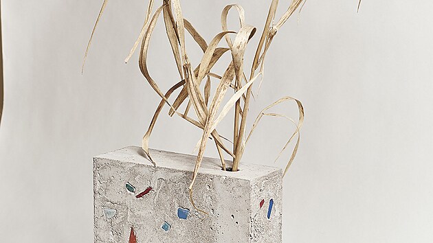 Sklo je její celoživotní vášeň, hledání nových forem poslání. Řeč je o Petře Švejdarové, která s Klárou Vaculíkovou tvoří originální betonové vázy z nalezeného skla pod značkou PRASKLO