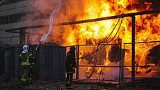 Hasii bojují s poárem tepelné elektrárny v Kyjev po zásahu ruskými raketami