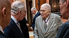 Svérázné obutí britského malíe Davida Hockneyho ocenil i král Karel III....