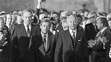 Vstíc první prezidentské volb po pádu komunismu. Václav Havel (uprosted),...
