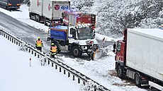 Sypa s radlicí odklízí sníh ze silnice 35 mezi Libercem a Turnovem, kde uvízly...