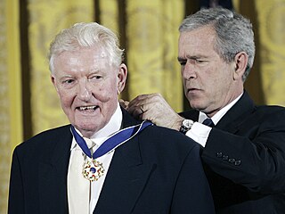 Paul Johnson, spisovatel a novinář, přijal v roce 2006 od amerického prezidenta... Paul Johnson, spisovatel a novinář, přijal v roce 2006 od amerického prezidenta...