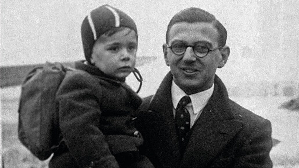 Nicholas Winton s jedním ze svých zachránných dtí, ilustraní foto.