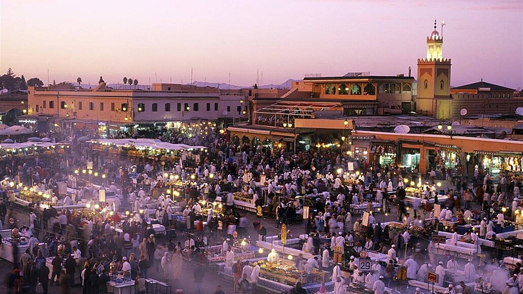 Divadlo svta. Trit Jemaa el-Fna v centru Marrákee oívá hlavn veer.