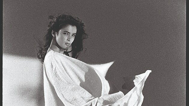 Linda Spierings, 1983. Pro fotografie Arthura Elgorta je příznačné denní světlo a minimum make-upu.