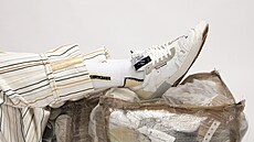 V centrech, kde se recykluje a třídí oděv ze sběrných popelnic na textil, asi... V centrech, kde se recykluje a třídí oděv ze sběrných popelnic na textil, asi...