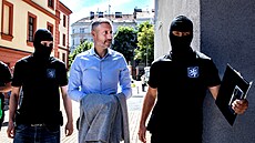 Za hlavu zločinecké skupiny považují policisté podnikatele Michala Redla, který... Za hlavu zločinecké skupiny považují policisté podnikatele Michala Redla, který...