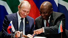 Ruský prezident Vladimir Putin se svým jihoafrickým protjkem Cyrilem...