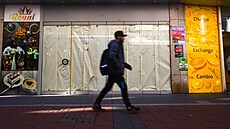 Muž prochází před nuceně uzavřenou restaurací v německém Bonnu. Muž prochází před nuceně uzavřenou restaurací v německém Bonnu.