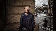 Cestovatel za hledáním smyslu. Spisovatel a novinář Karel Hvížďala uzavírá v... Cestovatel za hledáním smyslu. Spisovatel a novinář Karel Hvížďala uzavírá v...