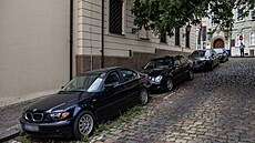 Stojí a nejezdí. Dva autovraky s diplomatickými registračními značkami ve... Stojí a nejezdí. Dva autovraky s diplomatickými registračními značkami ve...