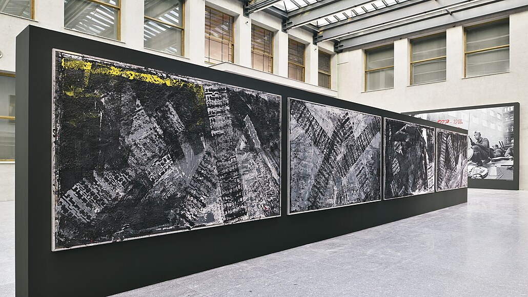 Pochmurná velkoformátová plátna Jiího Sozanského evokují beznadj roku 1968