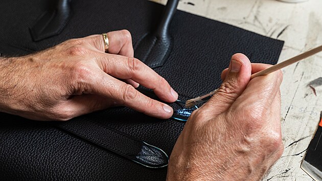 Vznik Birkin, nejslavnější kabelky světa. Málo se ví, že v Hermès každou kabelku vytváří jeden řemeslník od začátku do konce, s vlastními nástroji a vlastním stylem.