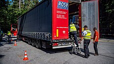 Policejní kontroly na česko-slovenských hranicích. Policejní kontroly na česko-slovenských hranicích.