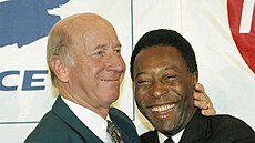 Bobby Charlton a Pelé na snímku z roku 1995.