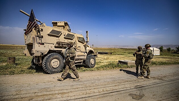 Amerití vojáci hlídkují ve vesnici na venkov kurdského msta Kámilí v...