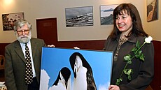 Ivan Havel a Dagmar Havlová s obrazem na jedné z výstav na přelomu tisíciletí. Ivan Havel a Dagmar Havlová s obrazem na jedné z výstav na přelomu tisíciletí.