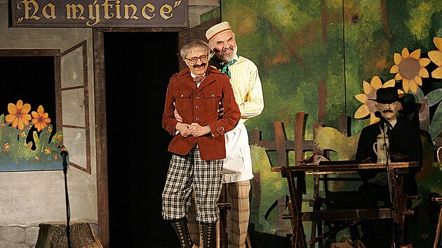 Hospoda na mýtince, na scéně se svým „osudovým člověkem“ Zdeňkem Svěrákem.