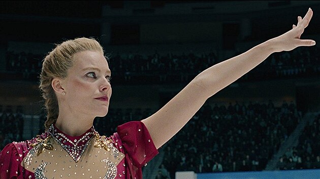 Tonya Hardingová (Margot Robbieová) okouzluje. Snímek Já, Tonya (2018). Reie:...