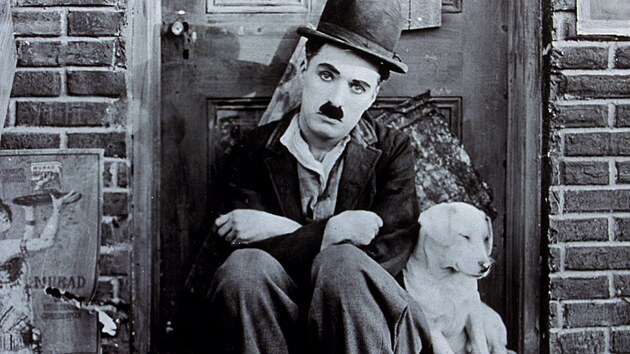 Charlie Chaplin v hlavní roli tuláka v americkém nmém filmu Psí ivot (1918),...