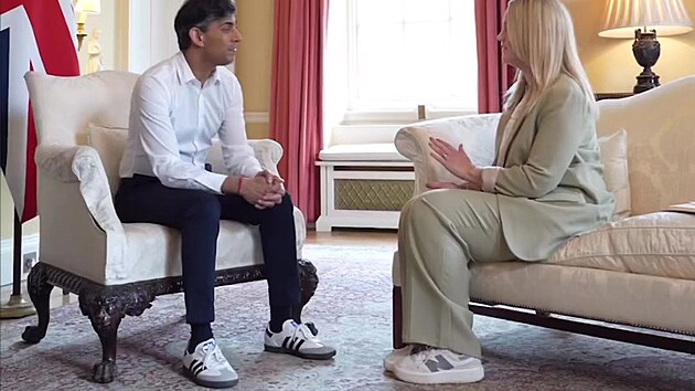 Rishi Sunak si na interview obul tenisky Samba znaky Adidas