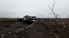 Záběr z údajných trosek amerického tanku Abrams na poli u ukrajinského města...