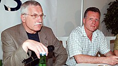Byl ryze pravicový lovk, napsal Václav Klaus (vlevo) o Miroslavu Mackovi...