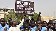 Odchod amerických voják z vojenské základny v Niamey obané Nigeru vítají.
