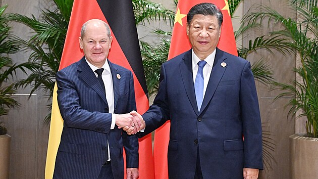 Německý kancléř Olaf Scholz (vlevo) a čínský prezident Si Ťin-pching během summitu G20 v brazilském Riu.