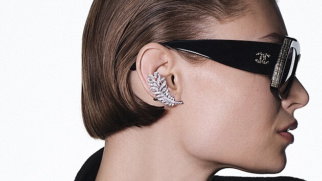 Patrice Leguéreau, který do své smrti loni na podzim vedl Chanel Fine Jewelry Creation Studio, vzdal vizionářskému přístupu zakladatelky módního domu hold i svou poslední kolekcí vysokého šperkařství
Plume de Chanel.