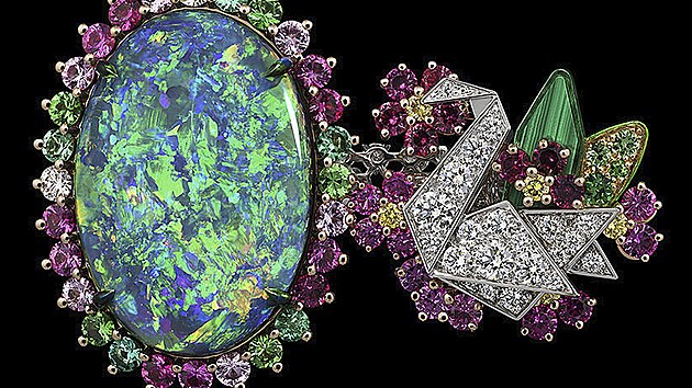 Victoire de Castellane vede Dior Joaillerie od samého počátku, roku 1998. Ve druhé kapitole Diorama & Diorigami – své nejnovější barvité kolekce – se znovu vrací ke kořenům značky
a hojně využívá motivy květin.