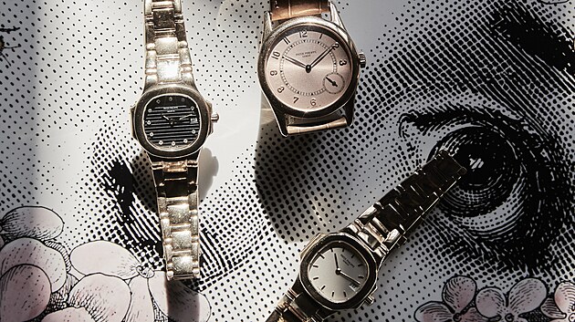 Vintage modely Patek Philippe ve sbírce Lady Martiny Lowe. Reference 5000-01R s pouzdrem z růžového zlata a pudrovým číselníkem patří ke sběratelsky velmi žádaným modelům (nahoře). Dva zlaté dámské hodinky Nautilus z 80. let zdobí buď krémový lakovaný číselník, nebo šedý s embosovaným vzorem. (stolek Fornasetti, Martiny vlastní)
