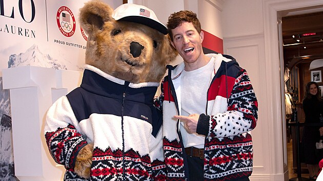 Americký snowboardista Shaun White, trojnásobný zlatý medailista z olympiády, v americké olympijské kolekci pro Hry 2026 v Miláně a Cortině. (24. ledna 2026)